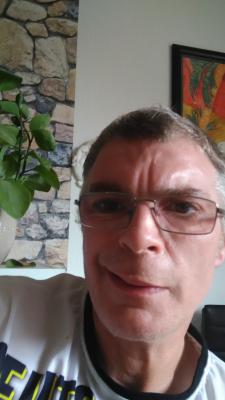 Gigolo bietet seinen, Begleitung für Frauen