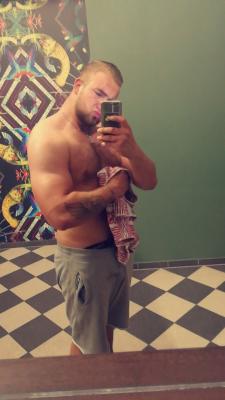 Junger Mann sucht Affäre mit einer netten Dame